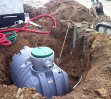 Installation de la cuve de rétention d'eau.. imposé par la mairie  vu que notre terrain est en pente
