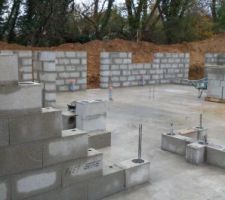 L&agrave;, vous venez de monter les escaliers qui m&egrave;nent &agrave; la terrasse et vous vous tenez devant l'entr&eacute;e, enfin, la future entr&eacute;e...