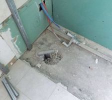 On a cass&eacute; la salle de bain existante avec baignoire pour faire une douche avec un receveur de 90x160.