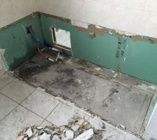 On a cass&eacute; la salle de bain existante avec baignoire pour faire une douche avec un receveur de 90x160.