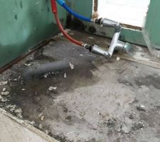 On a cassé la salle de bain existante avec baignoire pour faire une douche avec un receveur de 90x160.