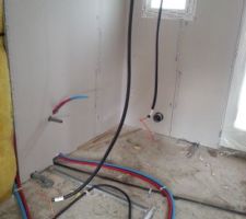 Salle de bain, remise et entrée.