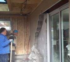 Demolission du mur du pignon afin d'élargir le passage entre les 2 pièces.