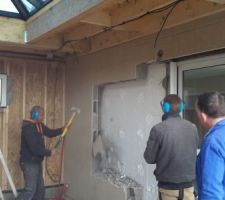 Démolition de l'ancien mur du pignon.