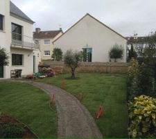 Aménagement du jardin: mise en place des rouleaux de gazon!