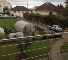 Aménagement du jardin: mise en place des rouleaux de gazon!