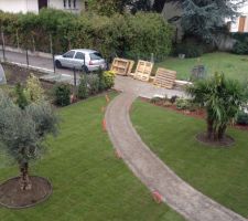 Aménagement du jardin: mise en place des rouleaux de gazon!