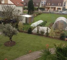 Aménagement du jardin: mise en place des rouleaux de gazon!