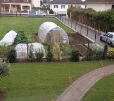 Aménagement du jardin: mise en place des rouleaux de gazon!