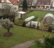 Aménagement du jardin: mise en place des rouleaux de gazon!
