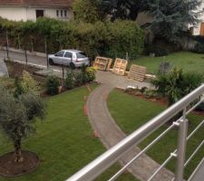 Aménagement du jardin: mise en place des rouleaux de gazon!