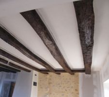 Lasure des poutres du plancher   peinture blanche au plafond