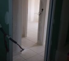 Vue de la salle de bain vers les chambre, en face de celle de emma,la chambre de fabio