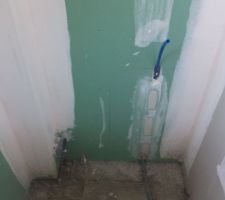 Pas de pose de carrelage a cet endroit de façon a fixer directement le bati du wc suspendu