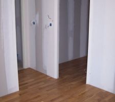 Le parquet de notre chambre en attente des plinthes. Vue aussi sur l'entr&eacute;e du dressing