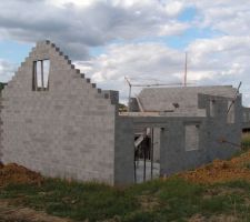 Fa&ccedil;ade arri&egrave;re-droite, avec la fen&ecirc;tre des combles sur le pignon