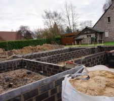 4 parpaings pour notre vide sanitaire