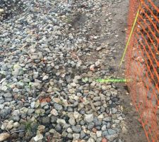 Borne à nouveau ensevelie sous l'accès de chantier...