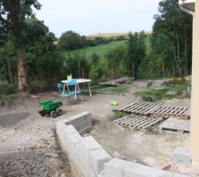 Des murets pour soutenir le parking et délimiter la terrasse.