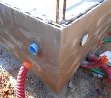 La dalle est coul&eacute;e avec les r&eacute;servations pour les portes et porte-fen&ecirc;tres,les gaines et la trappe pour le vide sanitaire. Apr&egrave;s s&eacute;chage, nous passerons au murs. Vivement cette &eacute;tape.