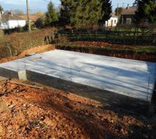 La dalle est coulée avec les réservations pour les portes et porte-fenêtres,les gaines et la trappe pour le vide sanitaire. Après séchage, nous passerons au murs. Vivement cette étape.