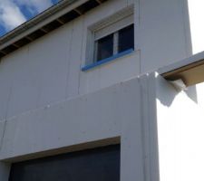 Voici la maison le 05/05/2015 alors que le constructeur nous a réclamé le règlement de la facture hors eau le 20/04/2015. Mais d'après lui, il n'y avait "plus que les couvertines à poser mais la maison était bien hors eau".