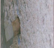 Fixation du chéneau et trait bleu qu'ils ont tenté d'effacer