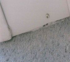 Voilà la finition entre le mur et le caisson d'un volet, elles sont toutes comme ça.