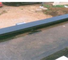 L'évacuation de l'eau du toit du garage se trouve à 1cm au-dessus du toit car "c'est la norme" d'après la conductrice de travaux" donc voilà, on aura toujours de l'eau au-dessus du toit du garage parce que c'est la norme! D'après les professionnels que nous avons consultés, il devrait y avoir une légère pente et l'évacuation devrait être à même le toit, de préférence sur un côté. L'huissier de justice nous a confirmé que ce n'était absolument pas "une norme" mais bien une malfaçon à refaire.