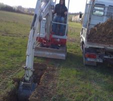 C mon beau frere qui m'a donne la main pour la mini pelle