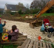L'allée est dejà un peut plus pratiquable pendant que papa et maman on a faire sur le terrain!! bah oui le tracto na pas assez de place pour manoeuvré il faut diminuer l'enclos des chèvres et poules ..... on occupe les enfants comme on peut