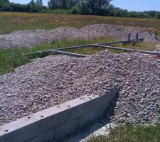 Il a fallu 125tonnes de cailloux!
Au rateaux et a la minipelle