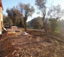 Terrassement devant la maison, les terres enlevés sont poussés devant les maisons.