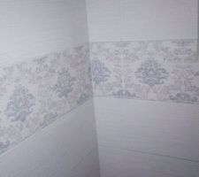 Série wallpaper pour la salle de bain des filles, j'adore cette frise au motif très rétro