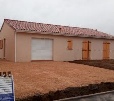 Crépis sable clair et empierrement fait. En attendant le futur garage