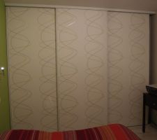 Tapisserie sur portes de placard