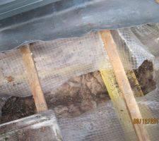 La toile sous toiture a été coupée
c'est plein de feuille
j'ai vu ça quand j'ai voulu savoir comment était fixés le plafond de la chambre.
la suspente la plus proche du mur est à 60cm environ de celui ci
il n'y a pas de cornière et les enduits ne tiennent pas