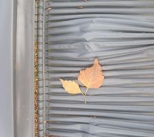ça c'est l'impact des hauts de tuiles sur la bavette du velux
on est pas loin de la perforation
il aurait fallu biseauter les tuiles