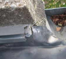 C'est le rebord en béton en bas de pente
une vue éclatée 
il y a aussi une amorce de fissure vers le haut
c'était bien camoufflé
