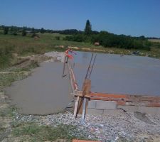 Il y avais encore un peu dans la cuve , alors j'ai fais vider a cote pour prepare la montée a la maison.
Un coup de chance ,c'est mon cousin qui a livré le béton.