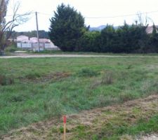 Terrain born&eacute;