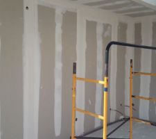 La pose du placo est en cours.