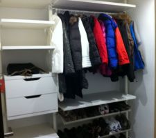 Dressing de l'entr&eacute;e enfin pos&eacute;.... Reste plus qu' am&eacute;nager le placard &agrave; c&ocirc;t&eacute; et &agrave; installer des pat&egrave;res.....