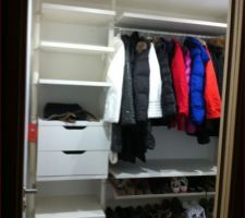 Dressing de l'entr&eacute;e enfin pos&eacute;.... Reste plus qu' am&eacute;nager le placard &agrave; c&ocirc;t&eacute; et &agrave; installer des pat&egrave;res.....