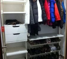 Dressing de l'entrée enfin posé.... Reste plus qu' aménager le placard à côté et à installer des patères.....