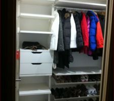 Dressing de l'entr&eacute;e enfin pos&eacute;.... Reste plus qu' am&eacute;nager le placard &agrave; c&ocirc;t&eacute; et &agrave; installer des pat&egrave;res.....