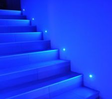 Spot LED bleu pour l'escalier