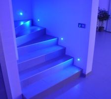 Spot LED bleu pour l'escalier