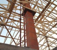 La cheminée est faite ! C top ! Bon boulot et félicitations aussi maçons. Merci!