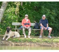 Nos amis de Charente Maritime ( à la pêche au camping )
Coup de foudre entre eux et le chien, dès le 1er jour.
Ce sont les seuls à avoir gardé Uhlane quand on partait en vacances